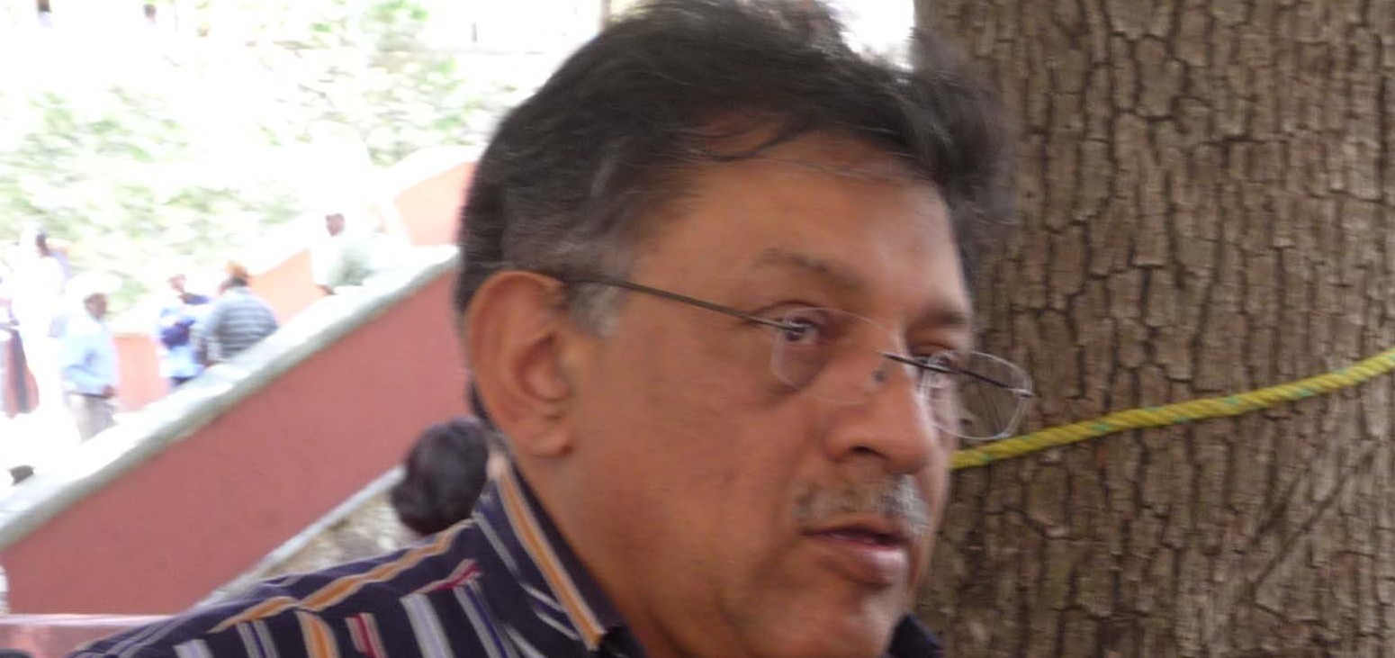 Entrega diputado del PRD cobijas a familias de comunidades