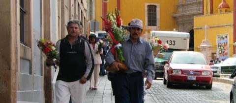 Claman por trabajo el Día de la Santa Cruz