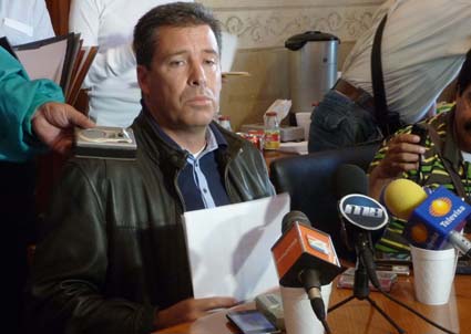 Confirma gobernador que entrega de becas será en especie