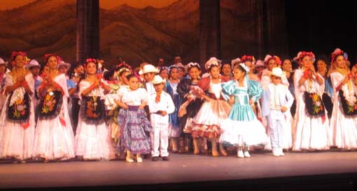 “Al son de México” se escuchó en el Teatro Juárez con el zapateado del BAFUG