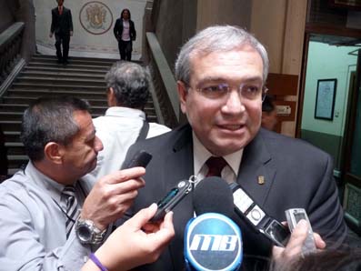 Expone rector general de la UG necesidades universitarias