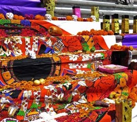 Amenizan mariachis con su música el Día de Muertos