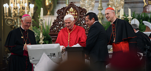 Ilumina el Papa Benedicto XVI, a control remoto, monumento a Cristo Rey