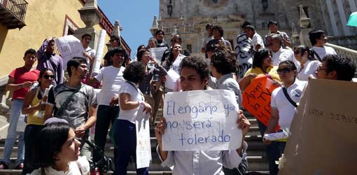 Se manifestaron alrededor de 50 estudiantes en contra de algunos medios de comunicación
