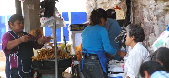 Preventivamente, SSG capacita a comerciantes fijos y semijos que venden alimentos