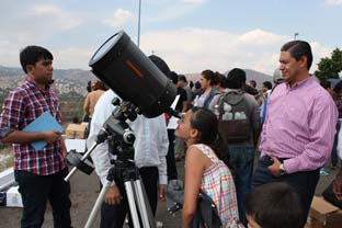 Más de 200 personas pudieron ver el tránsito de Venus por el Sol.