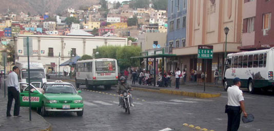Sugieren colocar semáforos peatonales para disminuir la congestión vial y peatonal