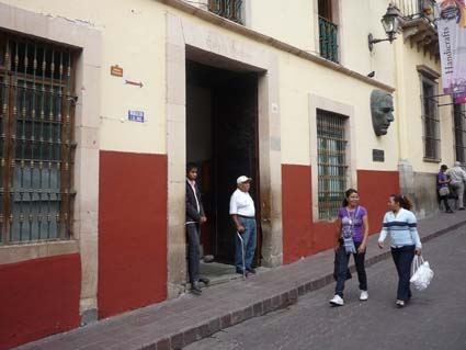 Trabajadores municipales quieren aumento al salario