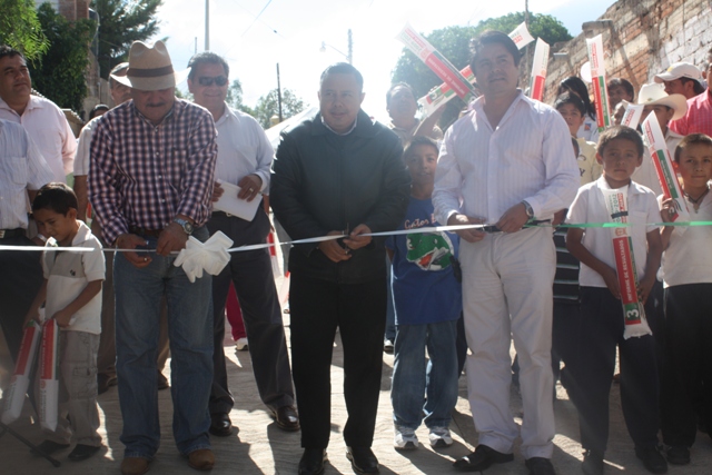 Inaugura Castro Cerrillo la calle Fundadores en San José de la Luz