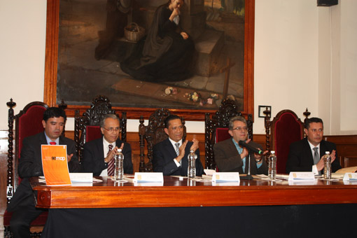 Presentan libros de política y administración pública en la UG