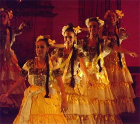 Ilumina el escenario de la Alhóndiga el Ballet Folclórico de la UG