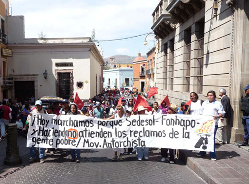 Marcha antorchista provoca caos vial