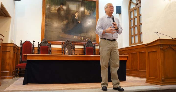 Javier Solórzano dictó una conferencia en la UG