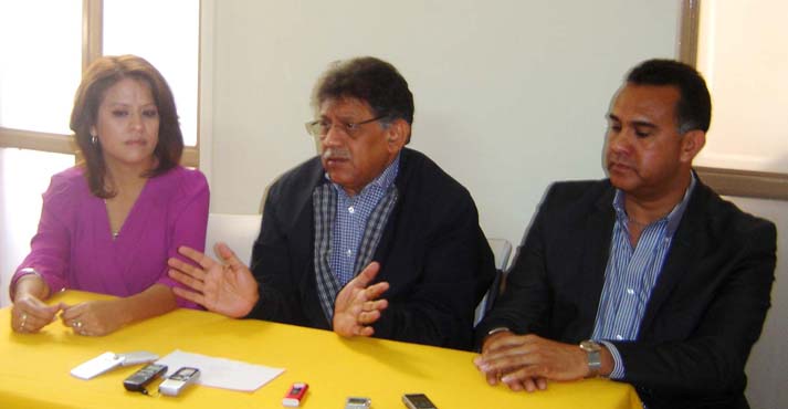 Legislador federal perredista interviene por vendedoras