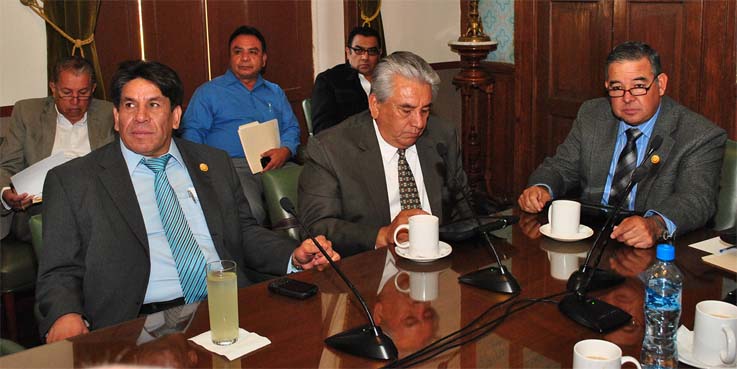 Diputados se reúnen con gobernador