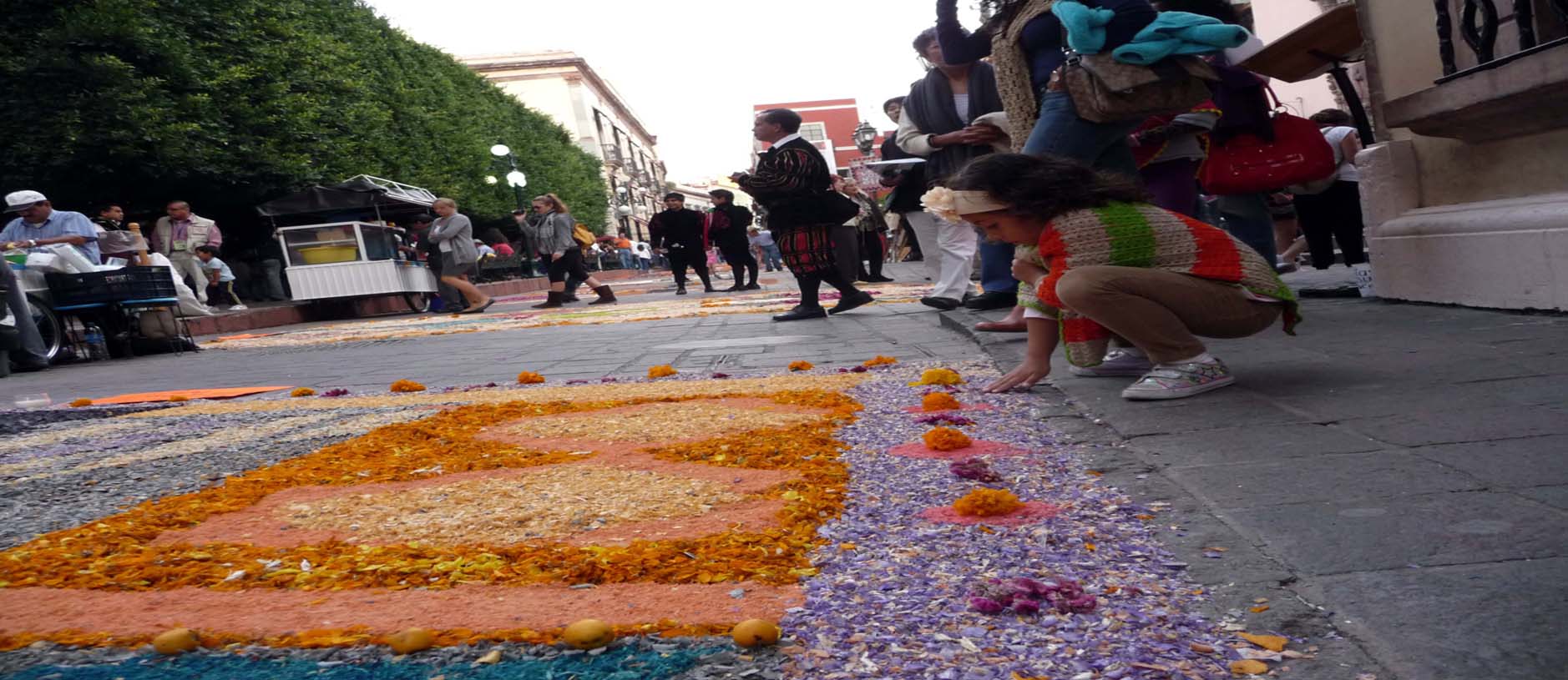 Dibujan colorido de la muerte en tapetes y carteles