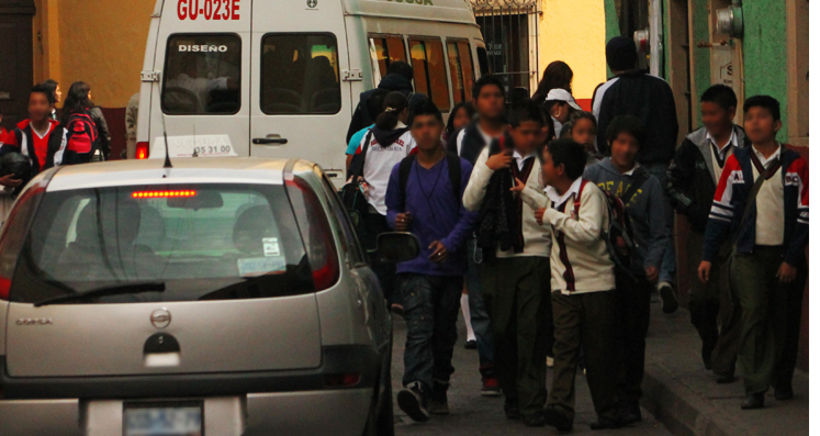 Planean dotar de tabletas electrónicas a alumnos de secundaria