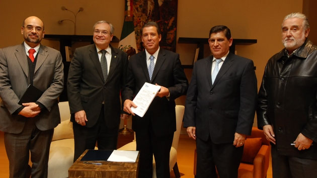 Entrega gobernador 350 millones de pesos a la UG como apoyos extraordinarios
