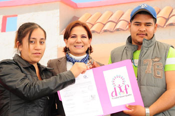 Entrega presidenta del DIF Estatal Casas DIFerentes en Cortazar