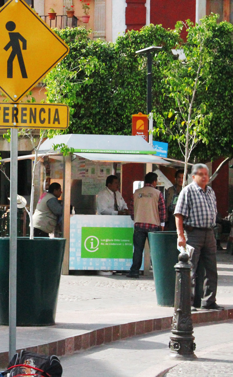 Capitalinos sucios, guías de turistas limpian la ciudad
