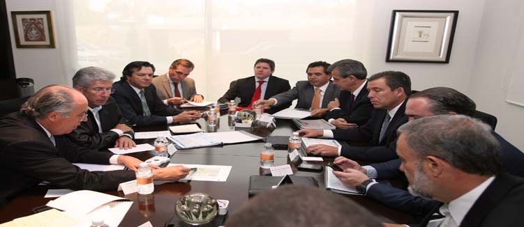 Se reúne gobernador con funcionarios federales