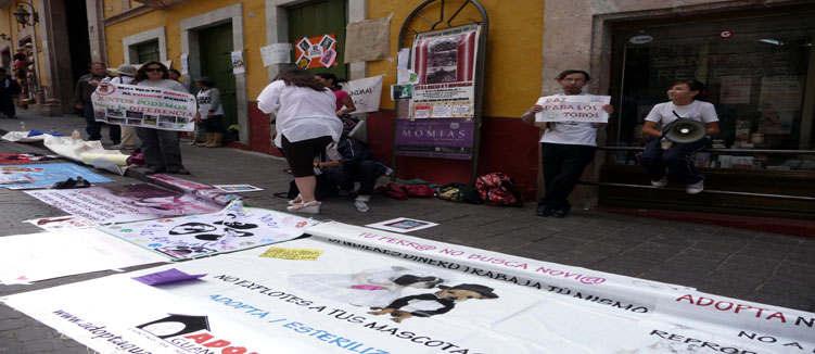 Defensores de los animales protestan frente al Congreso