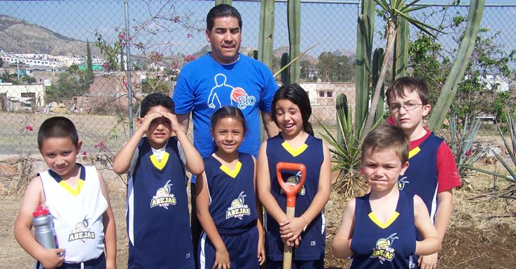 Abejas Kids planta árboles en la “Colmena”