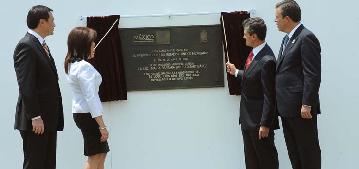 Enrique Peña Nieto y Miguel Márquez Márquez izan Bandera Monumental de León