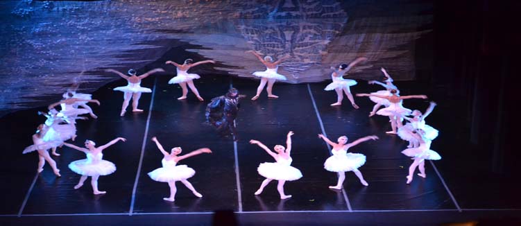 Encanta “El Lago de los Cisnes” al Teatro Juárez