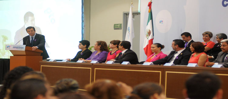 Firman compromisos a favor de las mujeres
