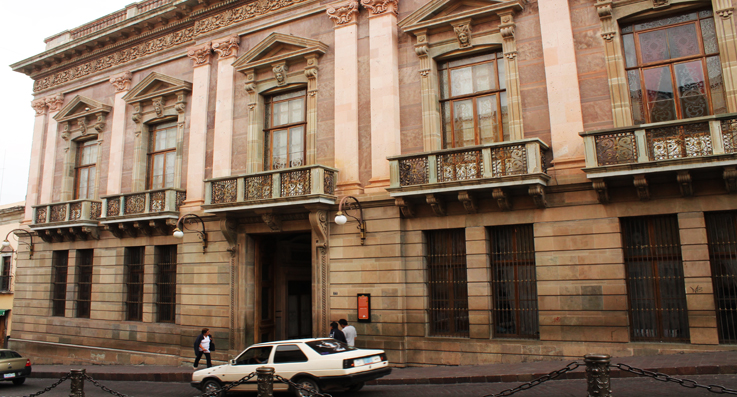 Niegan preferencias para estacionar autos de diputados en zona peatonal