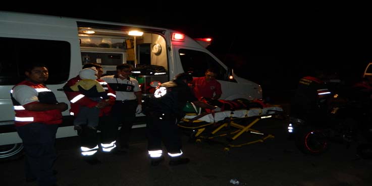 Taxista impacta a familia que viajaba en motocicleta
