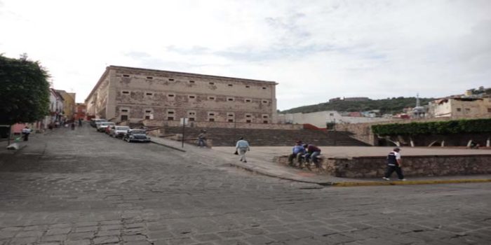 Molesta a peatones y lo detienen