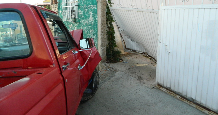 Sin frenos, camioneta se impacta contra portón en Santa Teresa