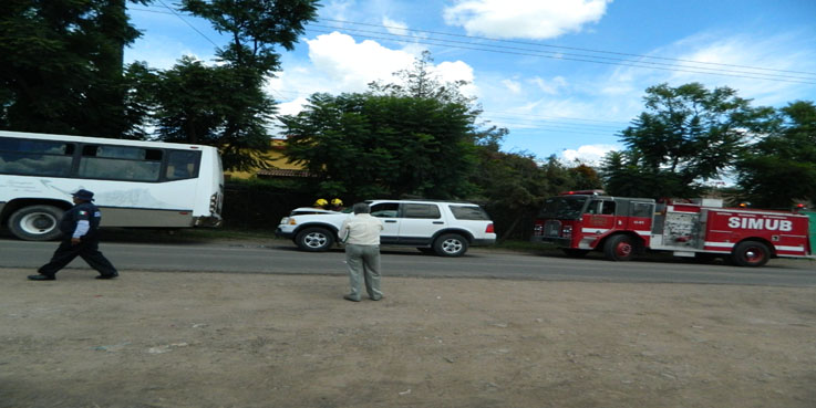 Impacta por detrás camioneta a camión urbano