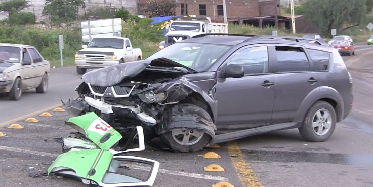 Taxista y su pasajera resultan lesionados en choque