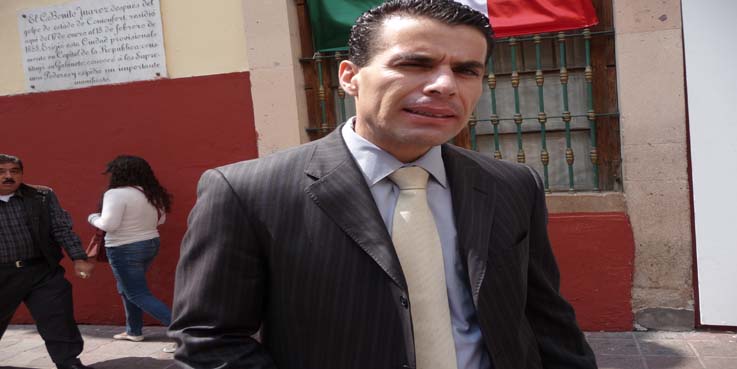Uniforman a guías de turista irregulares