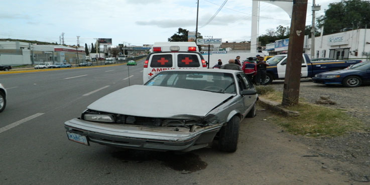 Conducto ignora alto e impacta a un auto