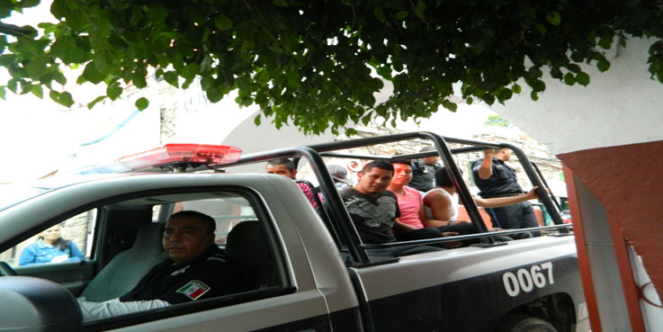 Agreden jóvenes a policías para evitar detención