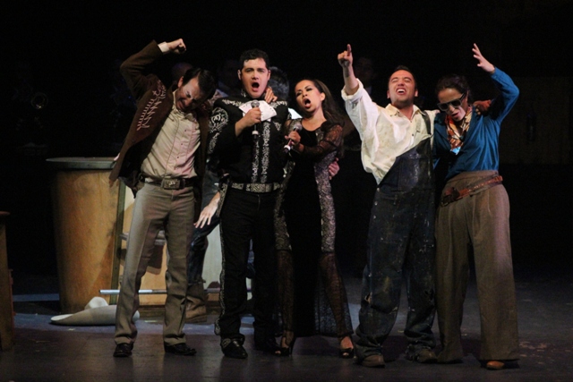 “La vida no vale nada”, obra multidisciplinaria, ovacionada en en el Teatro Principal