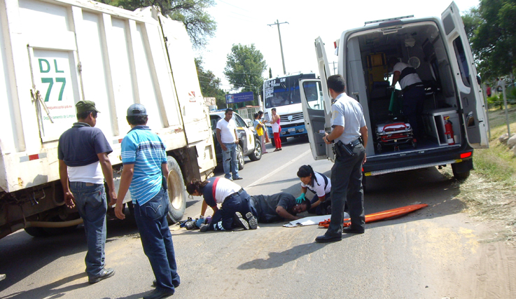 Joven motociclista accidentado