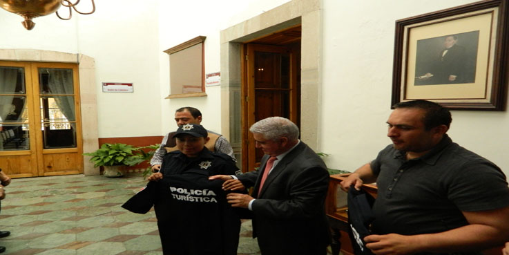 Con nuevo uniforme podrán identificarse a policías turísticos