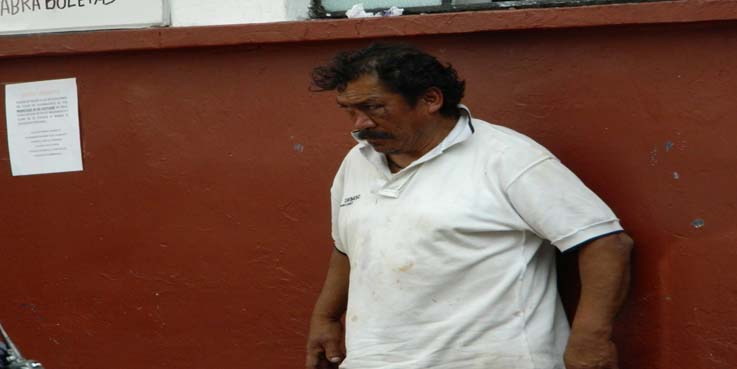 Amenaza a personas por negarle dinero para cerveza
