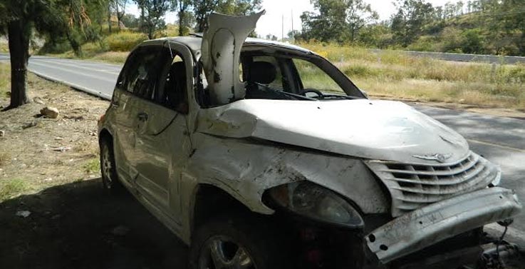Vuelca auto en la carretera libre a Silao
