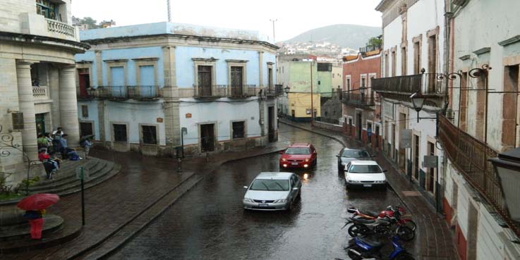 Detienen a hombre por golpear a mujer en la calle