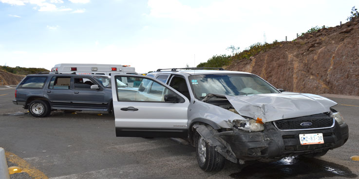 Choque de camionetas arroja dos lesionados