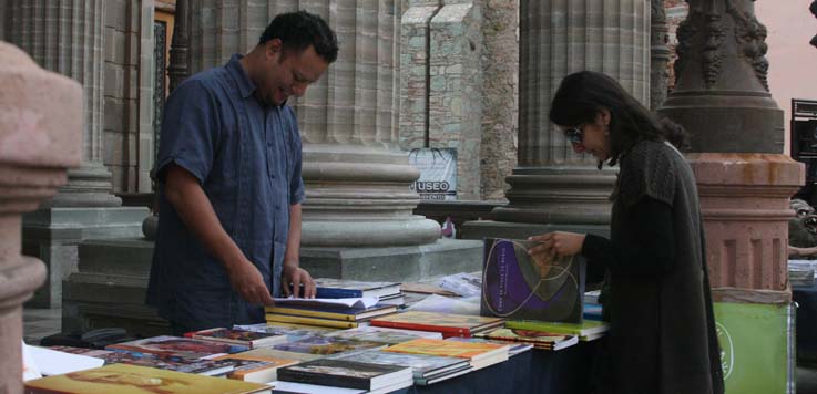 IEC promueve nuevo remate de libros en el Teatro Juárez