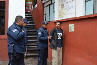 Detienen a hombre por amenazas a policías