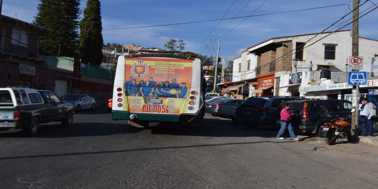 Dos lesionado por choque en glorieta El Laurel