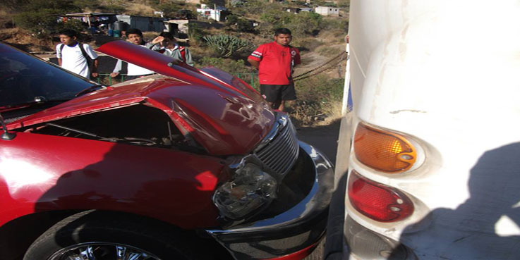 Chocan camioneta y camión de pasajeros